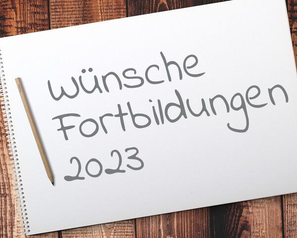 Bild zeigt einen weien Block auf dem geschrieben seht "Wnsche - Fortbildungen - 2023". Auf dem Block neben dem Text liegt ein Bleistift.