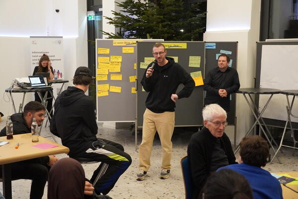 Organisator Marco Schwind erklrt den Ablauf des Abends