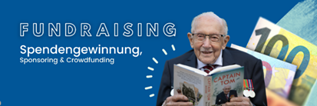 Ein lterer Herr steht mit einem Buch in der Hand zum Thema Fundraising.