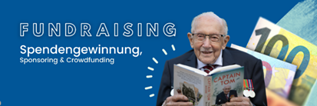 Ein älterer Herr steht mit einem Buch in der Hand zum Thema Fundraising.